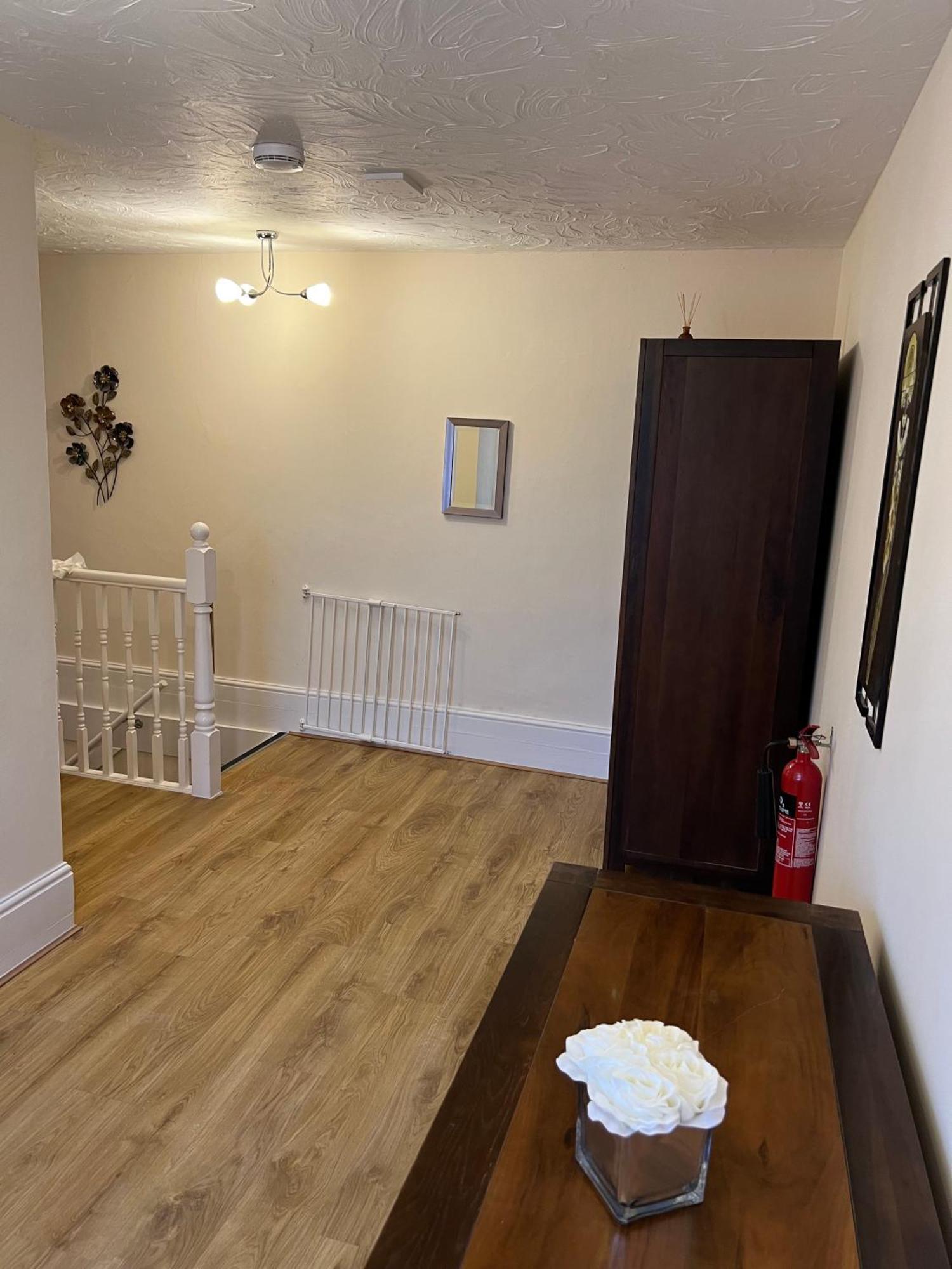 Stay In Yeovil Town Centre, Large 2 Bd Apt With Parking, Sleeps 4 Exterior foto