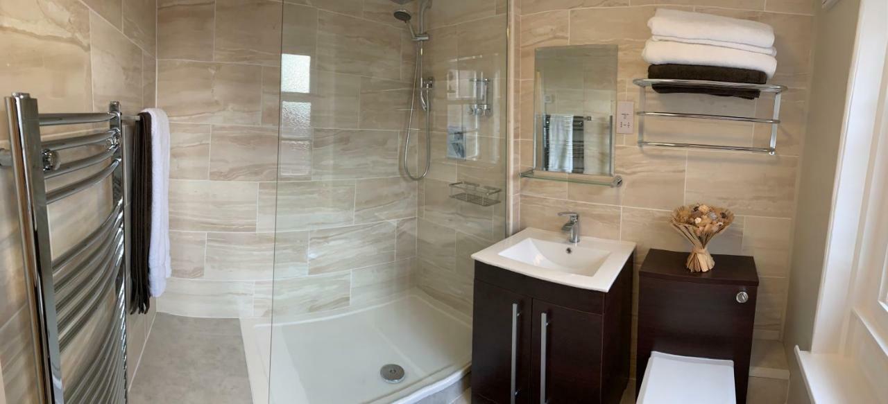 Stay In Yeovil Town Centre, Large 2 Bd Apt With Parking, Sleeps 4 Exterior foto